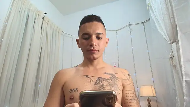 Snapshot of andeerr_ chatting on March 3, 2025, 10:42 pm andeerr online show from March 3, 2025, 10:42 pm