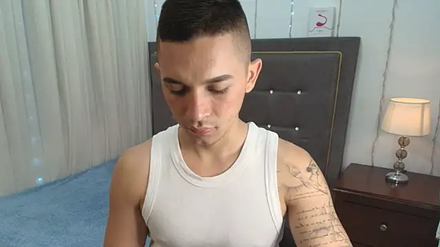 Snapshot of andeerr_ chatting on March 11, 2025, 7:36 pm andeerr online show from March 11, 2025, 7:36 pm