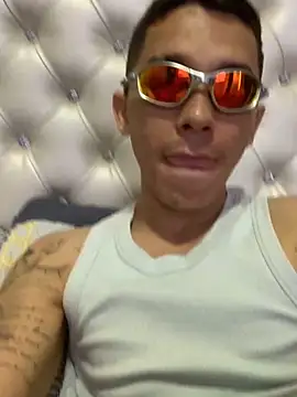 Snapshot of andeerr_ chatting on September 16, 2025, 3:57 pm andeerr online show from September 16, 2025, 3:57 pm