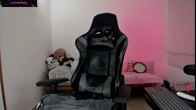 Biancastrongg online show from November 25, 2025, 2:56 am