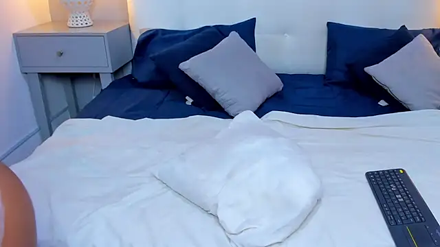 SaraaJhonsonn online show from October 26, 2025, 3:56 pm