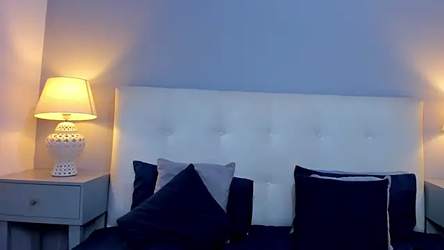 SaraaJhonsonn online show from November 17, 2025, 4:11 pm