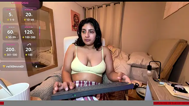 cloe small online show from October 13, 2025, 4:36 am