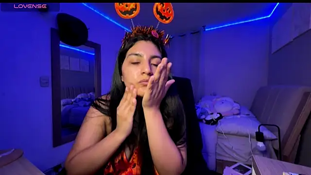 cloe small online show from October 19, 2025, 12:57 am