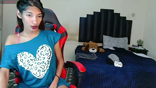 Snapshot of Silkylicious chatting on November 19, 2025, 10:43 pm Silkylicious online show from November 19, 2025, 10:43 pm