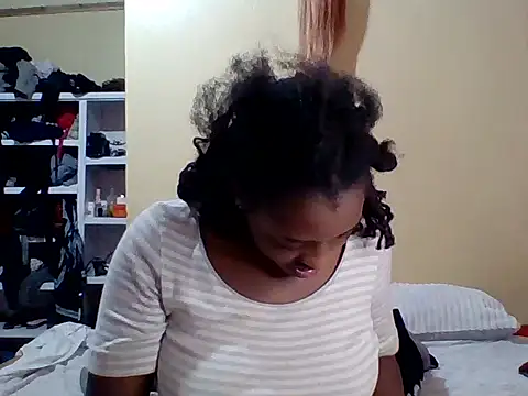 Snapshot of Zara_Twilight chatting on October 5, 2025, 8:32 pm Zara Twilight online show from October 5, 2025, 8:32 pm