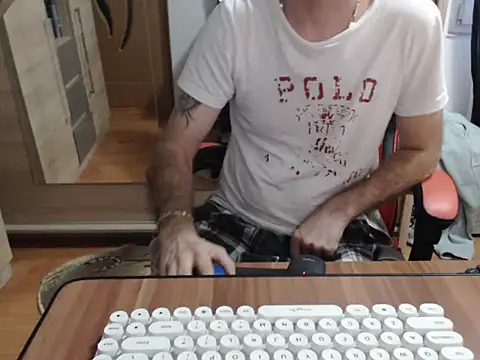 uncutguy01 online show from October 29, 2025, 5:28 am