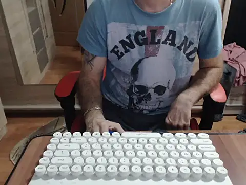 uncutguy01 online show from October 24, 2025, 4:33 am