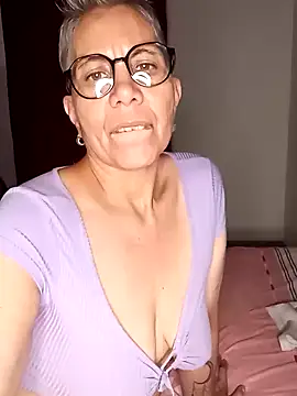 Snapshot of luz_bella chatting on December 4, 2024, 3:31 am luz bella online show from December 4, 2024, 3:31 am