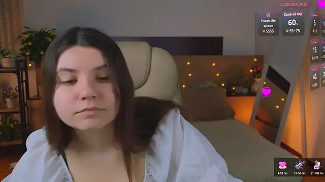 Snapshot of Viola__Shy chatting on May 8, 2026, 8:23 pm Viola Shy online show from May 8, 2026, 8:23 pm