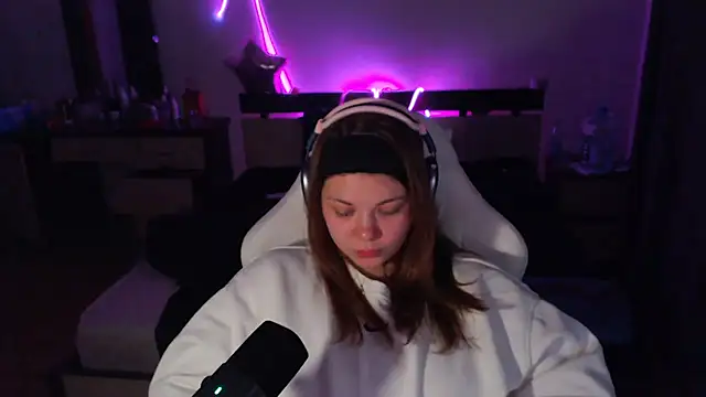 helengilmor online show from December 13, 2025, 8:15 pm