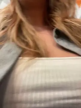 Snapshot of Sweet___Emily chatting on January 19, 2025, 5:18 pm Sweet Emily online show from January 19, 2025, 5:18 pm