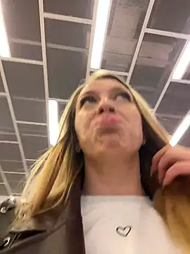 Snapshot of Sweet___Emily chatting on October 17, 2025, 1:13 pm Sweet Emily online show from October 17, 2025, 1:13 pm