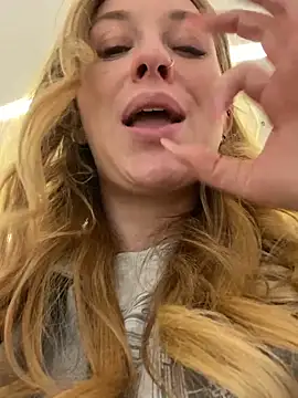 Snapshot of Sweet___Emily chatting on September 18, 2025, 1:47 pm Sweet Emily online show from September 18, 2025, 1:47 pm