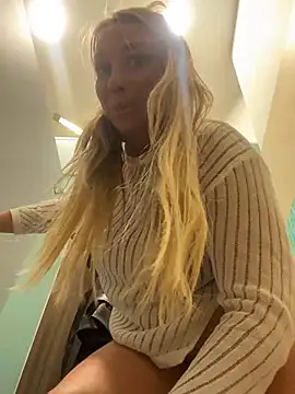 Snapshot of Sweet___Emily chatting on March 11, 2025, 4:18 pm Sweet Emily online show from March 11, 2025, 4:18 pm