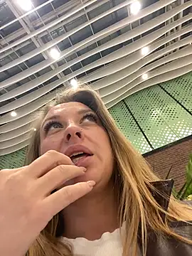 Snapshot of Sweet___Emily chatting on December 18, 2025, 3:38 pm Sweet Emily online show from December 18, 2025, 3:38 pm