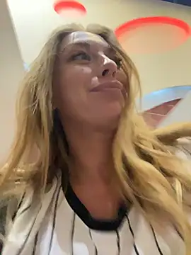 Snapshot of Sweet___Emily chatting on November 9, 2025, 12:42 pm Sweet Emily online show from November 9, 2025, 12:42 pm