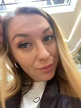 Snapshot of Sweet___Emily chatting on September 25, 2025, 1:28 pm Sweet Emily online show from September 25, 2025, 1:28 pm