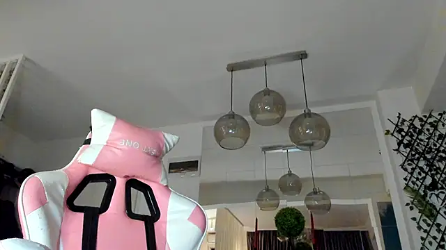 IreneVON online show from November 12, 2025, 4:05 am