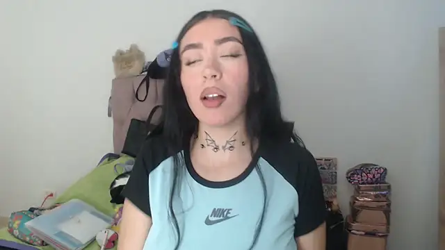 Julieta De Los Angeles online show from April 1, 2026, 11:01 pm