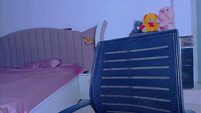 Aashika-Kaur online show from November 29, 2025, 6:02 am