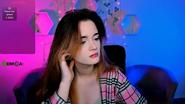 liana kisses online show from November 15, 2025, 8:13 pm