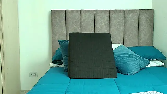 karina lewis  online show from April 9, 2026, 4:58 am