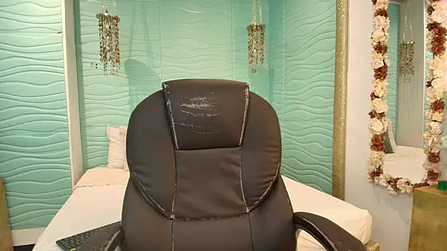 cherry chel online show from April 13, 2026, 8:35 pm