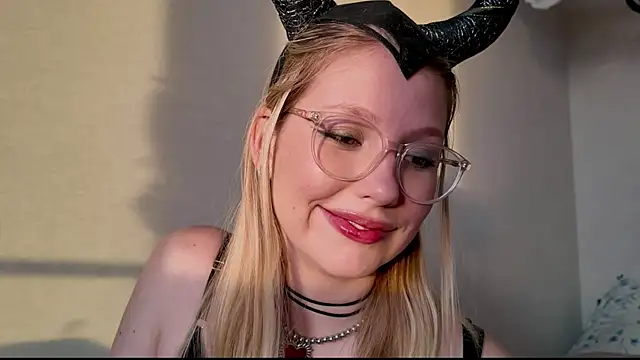 HoneyAudrey online show from November 1, 2025, 2:07 am