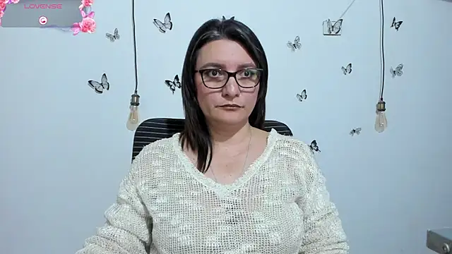 Amie Adams82  online show from December 2, 2025, 2:52 pm