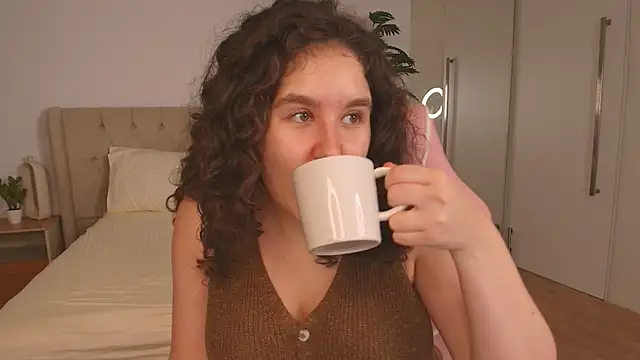 Snapshot of Ariella_Sol chatting on February 18, 2026, 11:12 pm Ariella Sol online show from February 18, 2026, 11:12 pm