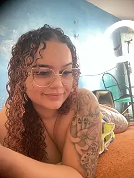 Lolacavalona online show from November 3, 2025, 5:05 pm