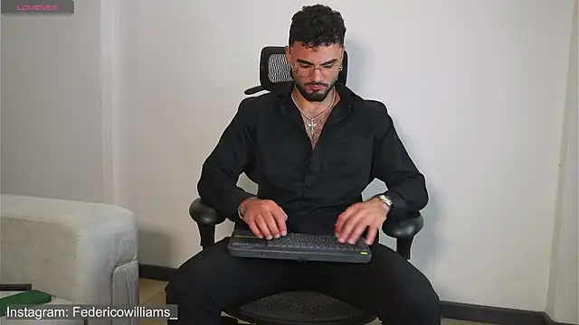 Snapshot of Derek_w chatting on September 26, 2025, 3:35 am Derek w online show from September 26, 2025, 3:35 am