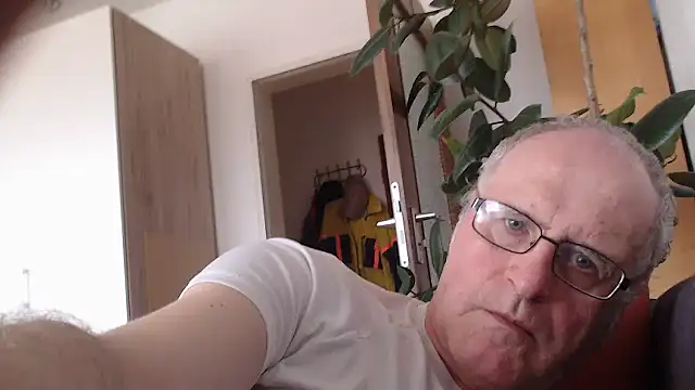 Snapshot of Milkasahne64 chatting on October 8, 2025, 9:00 am Milkasahne64 online show from October 8, 2025, 9:00 am