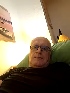 Snapshot of Milkasahne64 chatting on December 20, 2025, 7:11 am Milkasahne64 online show from December 20, 2025, 7:11 am