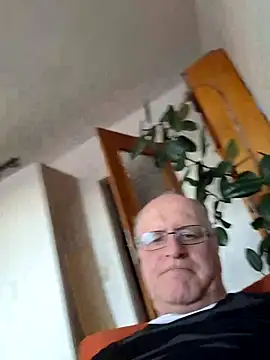 Snapshot of Milkasahne64 chatting on February 9, 2026, 3:10 pm Milkasahne64 online show from February 9, 2026, 3:10 pm