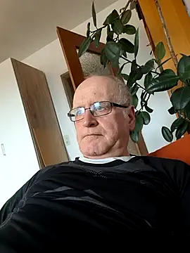 Snapshot of Milkasahne64 chatting on February 15, 2026, 1:54 pm Milkasahne64 online show from February 15, 2026, 1:54 pm