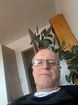 Snapshot of Milkasahne64 chatting on February 13, 2026, 9:09 am Milkasahne64 online show from February 13, 2026, 9:09 am