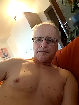 Snapshot of Milkasahne64 chatting on October 3, 2025, 6:37 am Milkasahne64 online show from October 3, 2025, 6:37 am