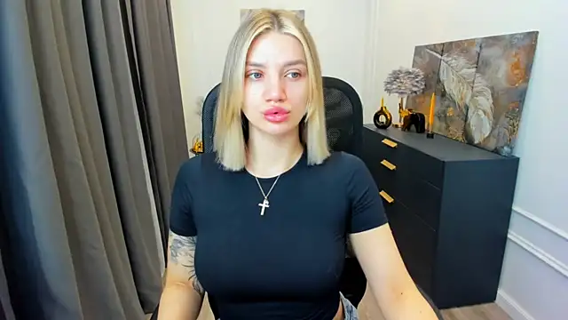 SelenaeMoore online show from April 19, 2026, 3:40 am