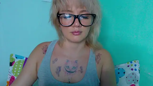 Snapshot of kitten_sweet chatting on February 4, 2025, 11:06 pm kitten sweet online show from February 4, 2025, 11:06 pm