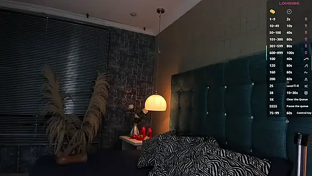 MelanieRioss online show from November 12, 2025, 1:04 pm