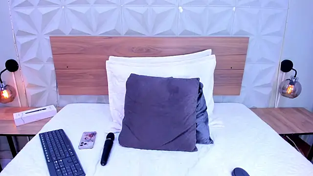 Stacey white  online show from November 24, 2025, 8:20 pm