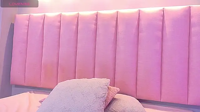 KeilyRoss online show from November 28, 2025, 8:42 pm