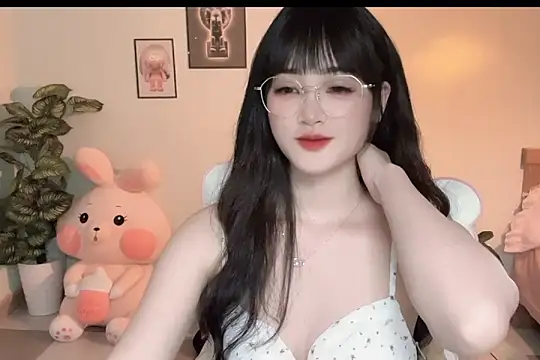 Snapshot of _Aimy_ chatting on October 13, 2025, 4:30 pm Aimy online show from October 13, 2025, 4:30 pm
