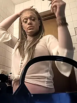 ImCarolinaCutiexxx online show from November 19, 2025, 9:48 pm