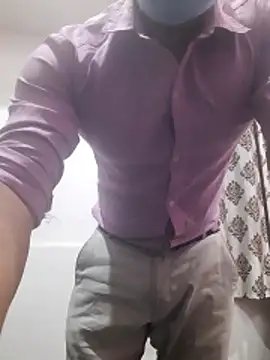 Snapshot of Guyinshortss chatting on February 14, 2026, 8:42 pm Guyinshortss online show from February 14, 2026, 8:42 pm