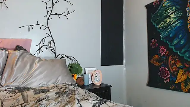 FRUITOFEDEN01 online show from February 5, 2025, 4:03 pm