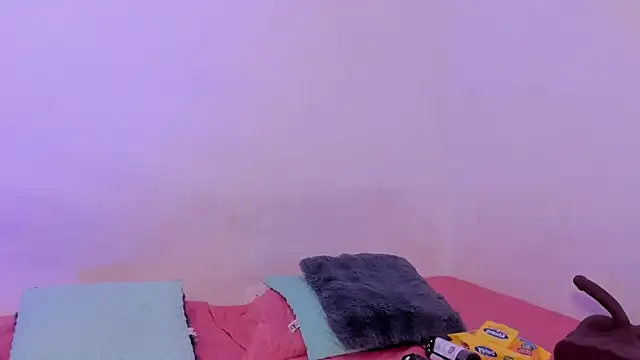 crystalvazquez online show from November 14, 2025, 1:37 pm