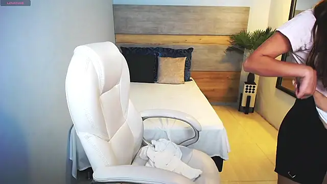 liseth fox online show from February 27, 2025, 2:35 am